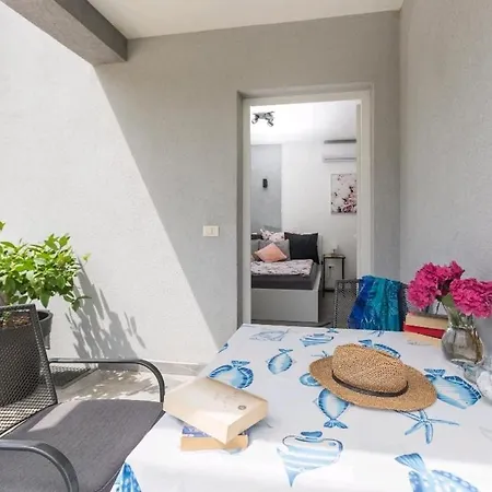 Bed & Breakfast Lesa With Private Bathroom For 2 People Rovinjsko Selo
