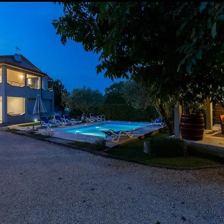 Lesa With Private Bathroom For 2 People